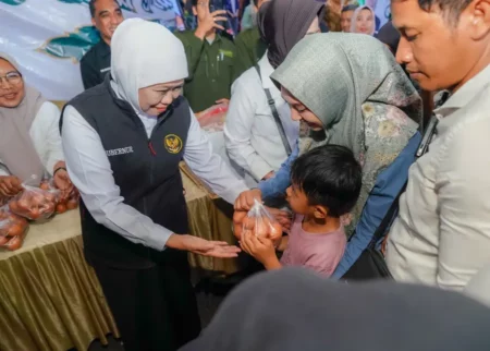 Pasar Murah Diserbu Warga, Ini Komitmen Gubernur Khofifah Ringankan Beban Masyarakat Foto BeritaJatim.com