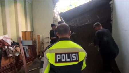 Tak Kuat Nanjak, Truk Bermuatan Pasir di Bangkalan Timpa Rumah Warga dan Tewaskan Dua Balita Foto BeritaJatim.com