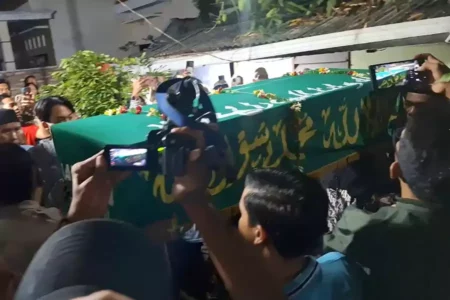 Isak Tangis Iringi Pemakaman Tiara, Korban Mutilasi Pacet Mojokerto Foto BeritaJatim.com