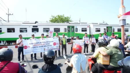 KAI Daop 8 Surabaya Gandeng Komunitas Railfans Sosialisasikan Keselamatan di Perlintasan Sebidang Foto BeritaJatim.com