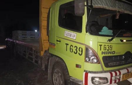 Truk Tronton Serempet Sepeda Motor di Kabuh Jombang, Begini Nasib Pengendaranya Foto BeritaJatim.com
