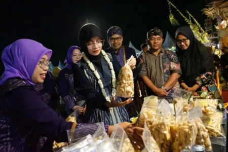 Mbak Wali: Bazarku Bazarmu Ruang Sinergi Pemerintah, Pelaku Usaha dan Masyarakat Membangun Ekonomi Daerah Foto BeritaJatim.com