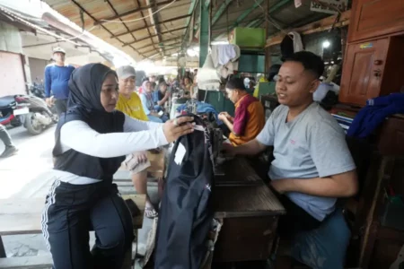 Wali Kota Mojokerto Sambangi Penjahit Pasar Tanjung Anyar dan Produsen Olahan Singkong Foto BeritaJatim.com
