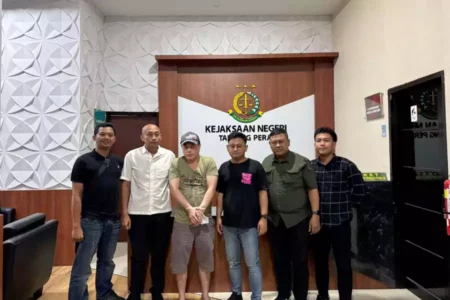 Kejari Tanjung Perak Tangkap Buronan Kasus Penggelapan Welly Tanubrata Foto BeritaJatim.com