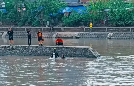 Pria Hanyut di Pintu Air Kali Jagir Surabaya, Dicari Belum Ditemukan Foto BeritaJatim.com