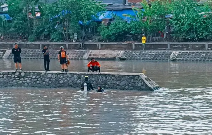 Pria Hanyut di Pintu Air Kali Jagir Surabaya, Dicari Belum Ditemukan Foto BeritaJatim.com