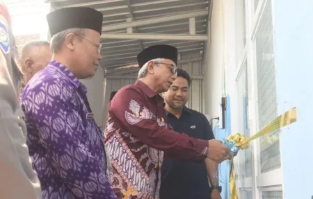 SPPG Ngampel Diresmikan, Gus Qowim Tekankan Gizi Seimbang dan Ketahanan Pangan Lokal Foto BeritaJatim.com
