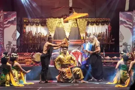 Beragam Kesenian Tradisional Tersaji dalam Festival Adat Budaya Nusantara 2025 di Lamongan Foto BeritaJatim.com