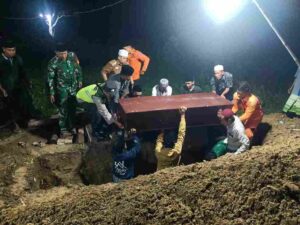 Tangis Keluarga Iringi Pemakaman Santri Asal Sampang Korban Runtuhnya Ponpes di Sidoarjo Foto BeritaJatim.com