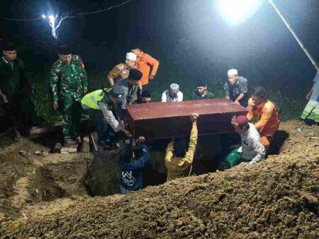 Tangis Keluarga Iringi Pemakaman Santri Asal Sampang Korban Runtuhnya Ponpes di Sidoarjo Foto BeritaJatim.com