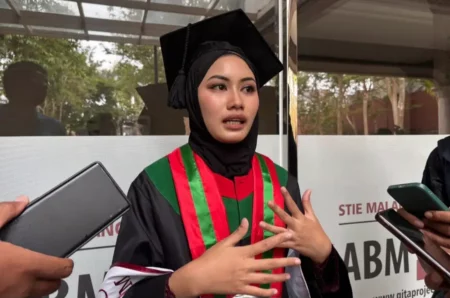 Kisah Haru Wisuda STIE Malangkuçeçwara: Anak Sopir Truk Raih IPK 3,98, Persembahkan untuk Keluarga Foto BeritaJatim.com