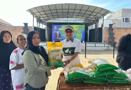 Sekjen PKB Turun ke Kota Batu, Ribuan Paket Sembako Murah Ludes Diserbu Warga Foto BeritaJatim.com