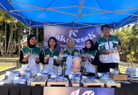 Sakaresek, Mahasiswa STIE Malangkuçeçwara Malang Ubah Tutup Botol Jadi Aksesoris Foto BeritaJatim.com
