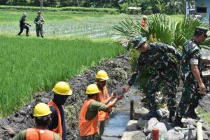 Letkol Czi Bayu Nugroho Resmikan Pembangunan Drainase TMMD ke-126 di Malang Foto BeritaJatim.com