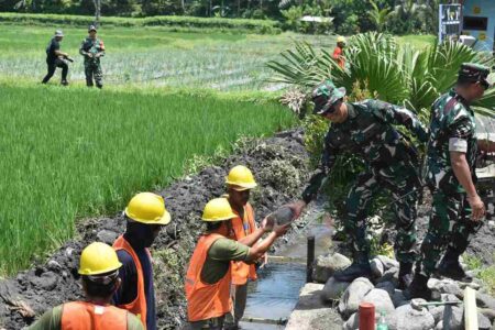 Letkol Czi Bayu Nugroho Resmikan Pembangunan Drainase TMMD ke-126 di Malang Foto BeritaJatim.com