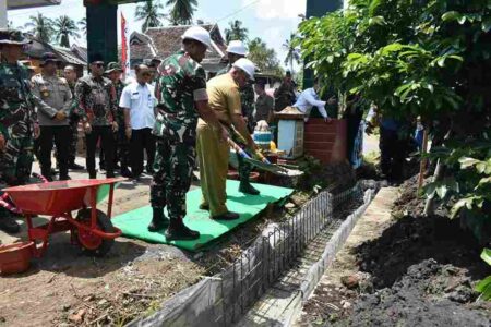 Tinjau Drainase TMMD 126, Letkol Bayu : Pentingnya Tata Kelola Sumber Air Bersih Foto BeritaJatim.com