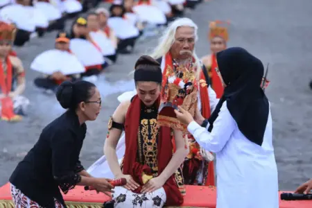 Ribuan Penari Jalani Prosesi Sakral Meras Gandrung Jelang Pementasan Kolosal Gandrung Sewu 2025 di Banyuwangi Foto BeritaJatim.com