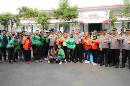 Ratusan Driver Ojol Kompak Jaga Surabaya Aman, Kapolrestabes: Kota Ini Ada di Pihak Kalian Foto BeritaJatim.com