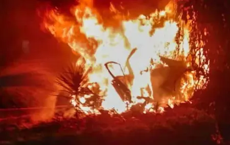 Honda Jazz Terbakar di Surabaya, Dua Korban Meninggal Dunia Foto BeritaJatim.com