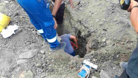 Kebocoran Pipa Gas PGN di Sungai Surabaya Ganggu Pasokan 475 Pelanggan Foto BeritaJatim.com