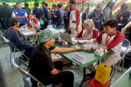 Peduli yang Merawat Kota, 100 Petugas Tarik Sampah di Surabaya Ikuti Cek Kesehatan Gratis Foto BeritaJatim.com