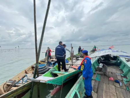 Satpolairud Polres Gresik Bongkar Rumpon Pemicu Konflik Antar Nelayan Foto BeritaJatim.com