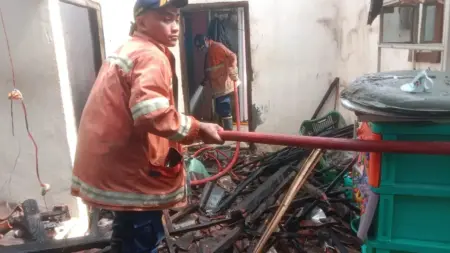 Rumah Warga Mojopurogede Gresik Ludes Terbakar Diduga Akibat Konsleting Listrik Foto BeritaJatim.com