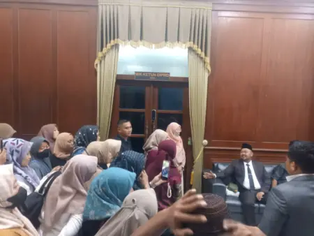 Simpanan di BMT Tak Kunjung Cair, Warga Gresik Mengadu ke Bupati dan DPRD Foto BeritaJatim.com