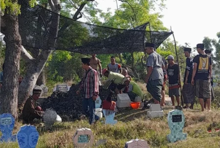 Santri Asal Gresik Korban Ambruknya Ponpes Al Khoziny Dimakamkan di Lamongan Foto BeritaJatim.com