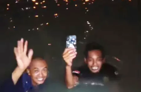 Aksi Heroik Petugas Damkarla Gresik, Rela Nyebur ke Laut Demi Cari iPhone 10 Foto BeritaJatim.com