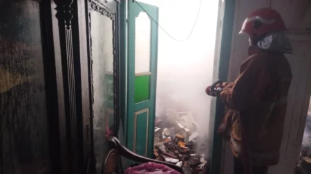 Ditinggal Masak Air, Rumah Warga Asal Gresik Hangus Dilalap Api Foto BeritaJatim.com