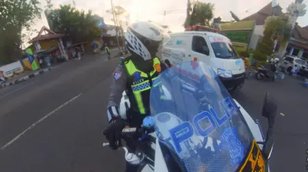 Aksi Heroik Polantas Gresik Kawal Mobil Ambulans Sirine Mati Bawa Pasien Kritis Foto BeritaJatim.com