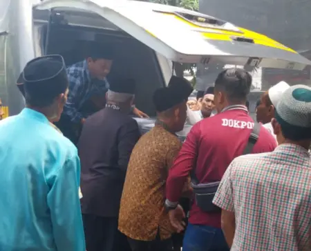 Kisah Kepulangan Suroto: Polisi Gresik Antar Pahlawan Devisa Kembali ke Tanah Air Foto BeritaJatim.com
