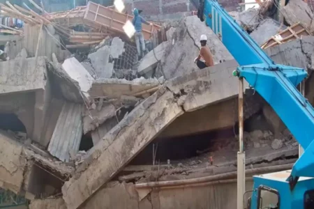 Cari 59 Santri Ponpes Al Khoziny Sidoarjo, Tim SAR Mulai Kerahkan Alat Berat Foto BeritaJatim.com