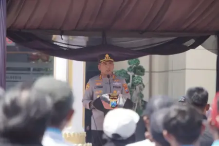 Ratusan Buruh Ikuti Apel Kebangsaan di Polresta Sidoarjo, Kapolresta Tekankan Sinergi Kamtibmas Foto BeritaJatim.com