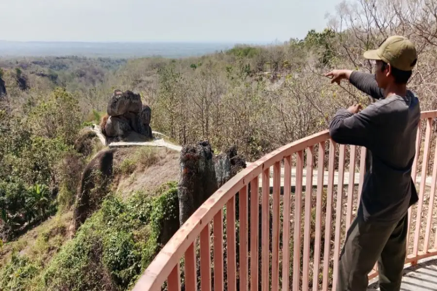 Batu So’on Solor Bondowoso: Antara Pendhopo Ghaib, Status Global, dan Sepinya Wisatawan Foto BeritaJatim.com