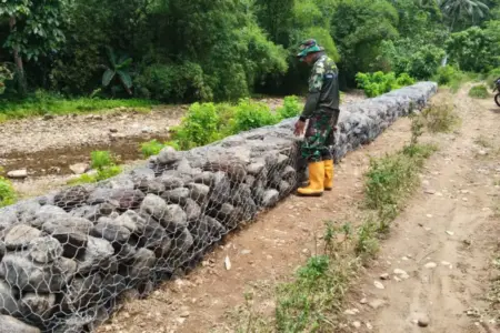 Satgas TMMD ke-126 Rampungkan Pemasangan Bronjong di Lebakharjo Malanguntuk Cegah Longsor Foto BeritaJatim.com