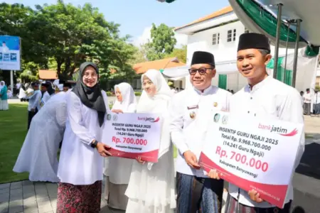Bupati Banyuwangi Salurkan Insentif Rp9,96 M untuk 14.241 Guru Ngaji di Hari Santri Foto BeritaJatim.com