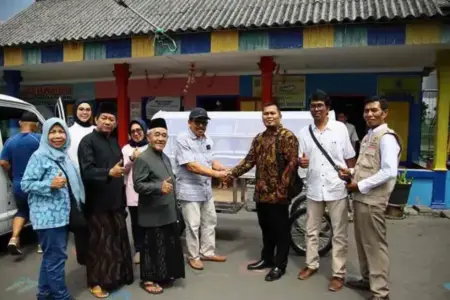 Gerindra Surabaya Serahkan Bantuan Keranda ke Warga Kalibokor, Ajak Kader Lebih Dekat dengan Masyarakat Foto BeritaJatim.com