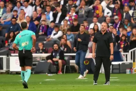 Lamine Yamal Siap Tempur di El Clasico, Hansi Flick Malah Absen akibat Kartu Merah Foto BeritaJatim.com