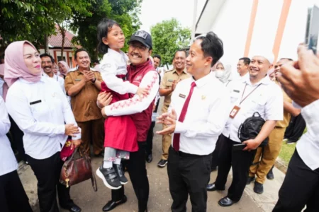 Gus Ipul Tinjau Sekolah Rakyat Sumedang: Fasilitas Sudah Sangat Baik dan Mendidik Karakter Disiplin Foto BeritaJatim.com
