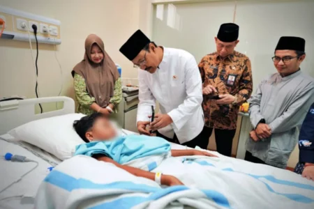 Gus Ipul Jenguk Haical, Tegaskan Penanganan Korban Ponpes Al-Khoziny Sidoarjo Jadi Atensi Presiden Foto BeritaJatim.com