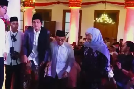 Khofifah dan Gus Iqdam Ajak Masyarakat Syukuri 80 Tahun Jatim dan Hari Santri Nasional di Grahadi Foto BeritaJatim.com