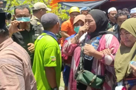 Hujan Tangis Wali Santri Pecah Jelang Pembongkaran di Al Khoziny Sidoarjo Foto BeritaJatim.com