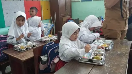 Dinkes P2KB Sumenep Uji Lab Air di Dapur MBG Foto BeritaJatim.com