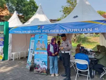 Bus SIM Keliling di Pasar Raya HUT Kabupaten Pasuruan Layani 221 Warga Foto BeritaJatim.com