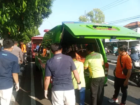 Tragis, Penjual Buah di Gresik Tewas Terpeleset Saat Buang Air Kecil di Selokan Foto BeritaJatim.com