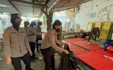 Polwan Polresta Sidoarjo Turut Bantu Bersihkan Posko Keluarga Korban Setelah Robohnya Bangunan Pesantren Al Khoziny Foto BeritaJatim.com