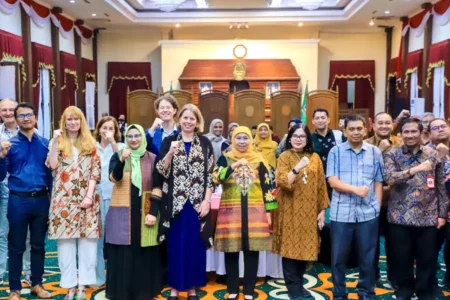 Pererat Kerja Sama dengan LUMC Belanda, Khofifah Optimistis Wujudkan World Class Hospital di Jatim Foto BeritaJatim.com