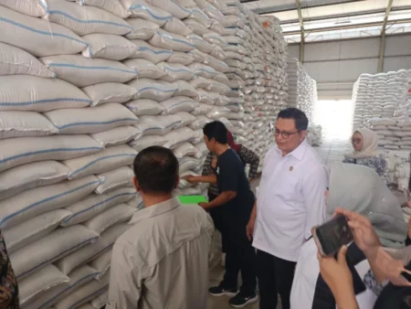 Bapanas Pastikan Beras Bulog Ponorogo Berkualitas dan Stok Aman Foto BeritaJatim.com